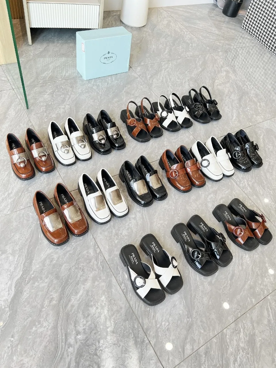 👟👟Ex-factory price 560👟👟 Prada’s new spring and summer women’s clothing｜Absolutely beautiful🥰Exception! Extra number! Anita will continue to update the latest SS25 catwalk pre-sale models, with novel logos as soul mates. Full of fun ~ Adhering to the trend-setting vane, you must believe in Prada's ability to capture fashion. 35-42 yards